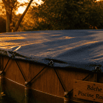 bache piscine ronde sur jardin au coucher du soleil