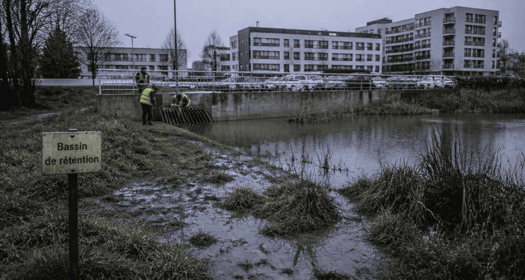 bassin de rétention en ville après forte pluie