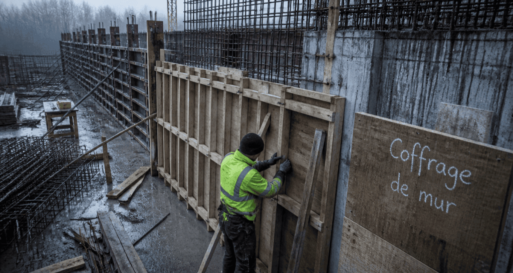 coffrage mur bois et béton sur chantier