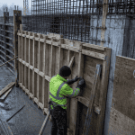 coffrage mur bois et béton sur chantier