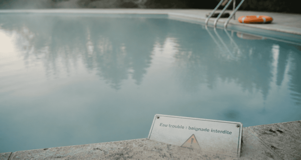 eau piscine laiteuse peut on se baigner, bassin trouble, baignade interdite