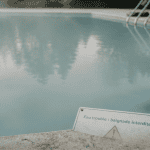 eau piscine laiteuse peut on se baigner, bassin trouble, baignade interdite