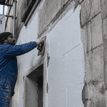 Ravalement ITE sur façade immeuble en chantier