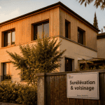 Surélévation maison et voisinage, étage bois ajouté en ville