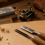 Ciseaux a bois et tranchant affûté sur établi atelier
