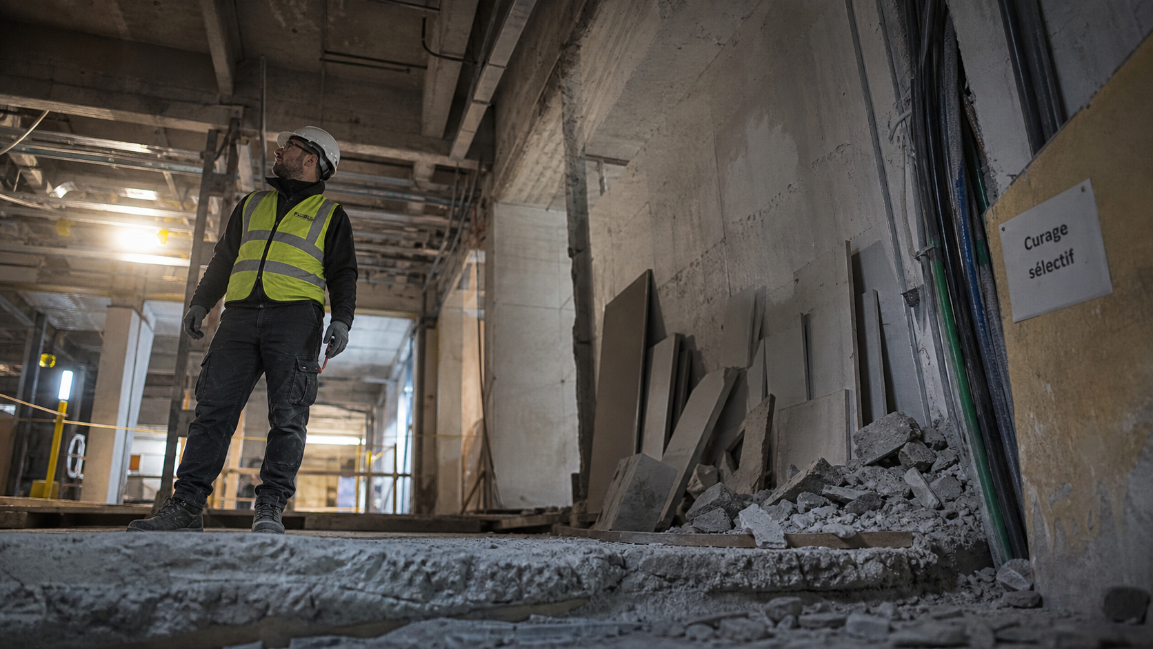 curage batiment : technicien casque et gilet près d’une dalle mise à nu