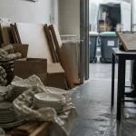 Devis debarras : professionnel évalue le débarras et établit un devis