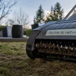 Démousseur ou scarificateur : enlever feutre et mousse sur pelouse