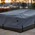 Housse pour mobilier de jardin 600D UV sur salon extérieur en résine tressée, avec coutures et œillets.