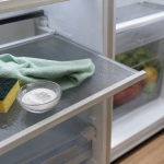 Nettoyer frigo sans odeurs : éponge, chiffon microfibre et bicarbonate
