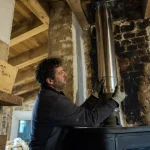 Poele a bois tubage : installateur ajuste un conduit inox