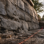 Renforcer un mur en pierre qui penche : mur fissuré, fil à plomb, diagnostic