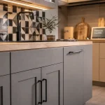 Rénover sa cuisine sans changer les meubles : façade gris mat, plan de travail bois et crédence