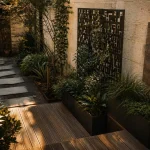 Aménagement jardin Bordeaux : terrasse bois, bacs et brise-vue en cour d’échoppe