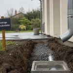 Drainage eau de pluie gouttière : descente vers tuyau enterré et regard de visite