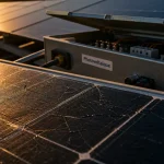 Énergie solaire renouvelable : cellule photovoltaïque et onduleur sur toiture