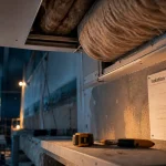 Isolation thermique du bâtiment : isolant en chantier, jonction mur-toiture