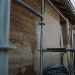 Rénovation maison pisé : enduit à la chaux sur mur humide