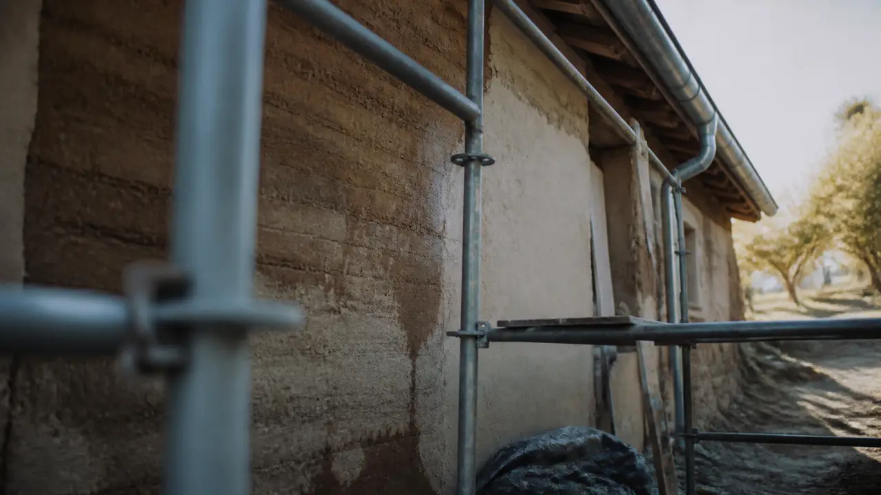 Rénovation maison pisé : enduit à la chaux sur mur humide